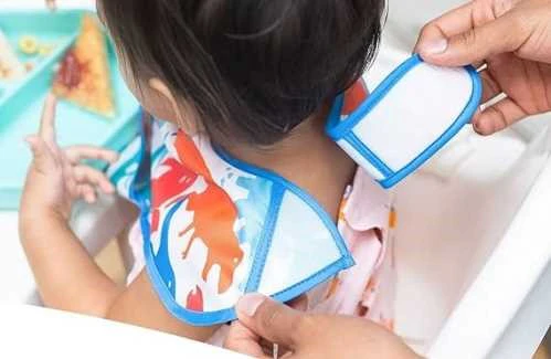 Tiny Twinkle Babete impermeável com bolso em silicone Happy Baby 6-24m - Image 3